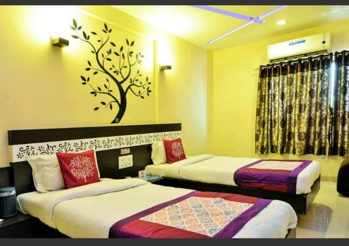 Skylawn Hotel سورات المظهر الخارجي الصورة